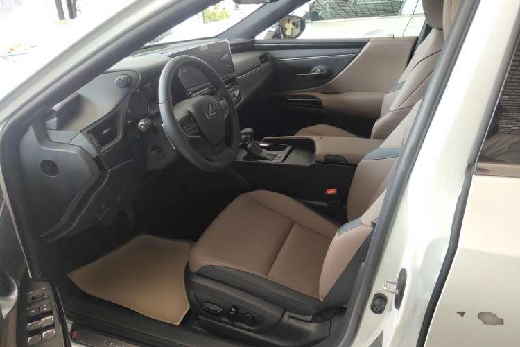 Used Lexus ES 2022 300h Excellence Edition Left Front Seat