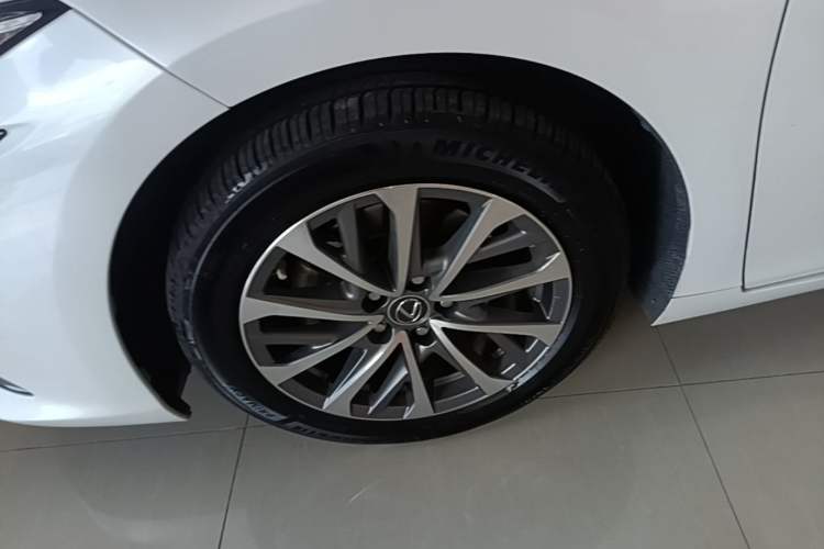 Used Lexus ES 2022 260 Excellence Edition Left Front Wheel Hub