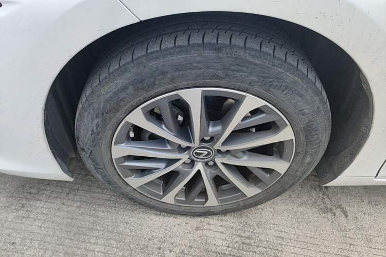 Used Lexus ES 2022 200 Luxury Edition Left Front Wheel Hub