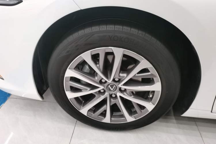 Used Lexus ES 2022 200 Excellence Edition Left Front Wheel Hub