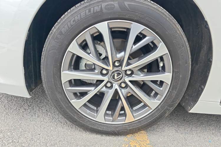 Used Lexus ES 2022 300h Excellence Edition Left Front Wheel Hub