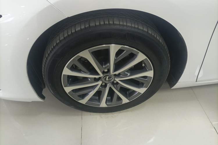 Used Lexus ES 2022 200 Luxury Edition Left Front Wheel Hub