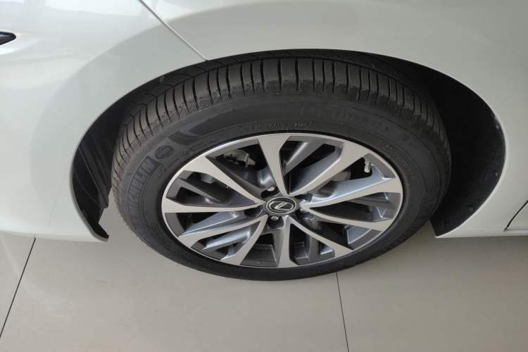 Used Lexus ES 2022 300h Excellence Edition Left Front Wheel Hub