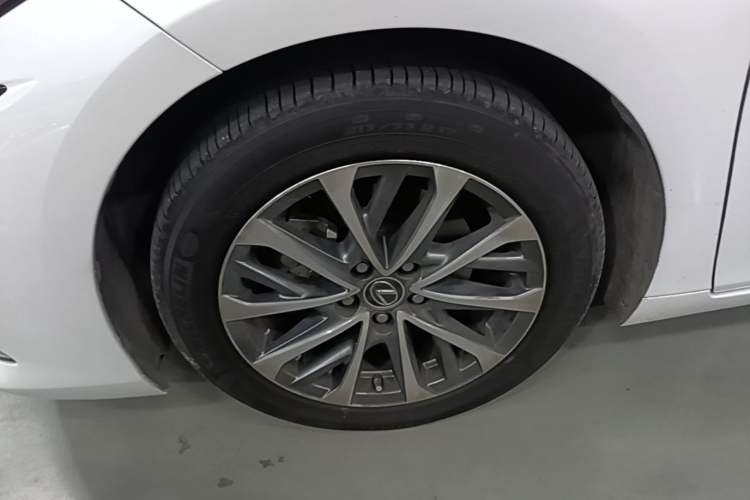 Used Lexus ES 2022 300h Excellence Edition Left Front Wheel Hub