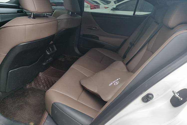 Used Lexus ES 2022 200 Luxury Edition Left Rear Seat