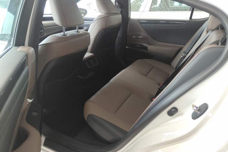 Used Lexus ES 2022 300h Excellence Edition Left Rear Seat