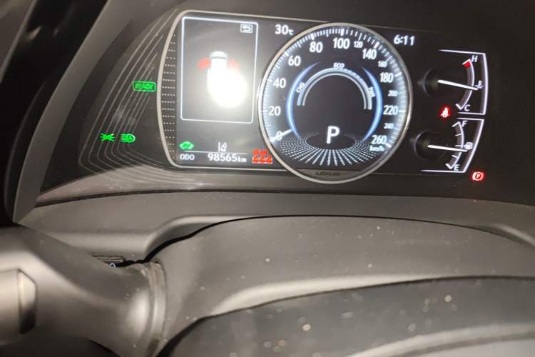 Used Lexus ES 2022 300h Deluxe Edition Odometer Close Up
