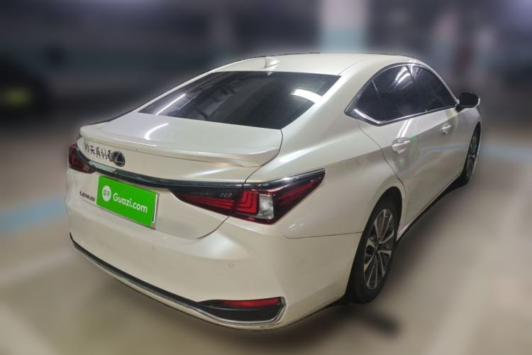 Used Lexus ES 2022 300h Excellence Edition Rear Right 45 Deg