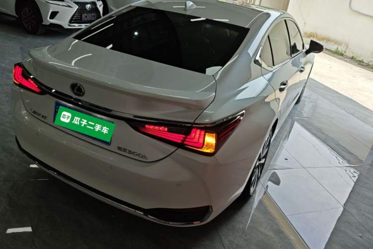 Used Lexus ES 2022 300h Excellence Edition Rear Right 45 Deg