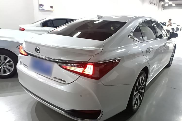 Used Lexus ES 2022 300h Excellence Edition Rear Right 45 Deg