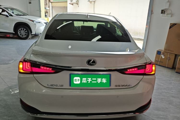 Used Lexus ES 2022 300h Excellence Edition Rear