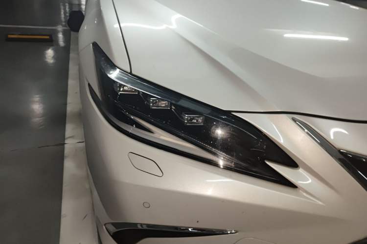 Used Lexus ES 2022 300h Deluxe Edition Right Front Headlight