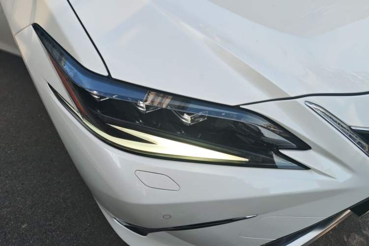 Used Lexus ES 2022 300h Deluxe Edition Right Front Headlight