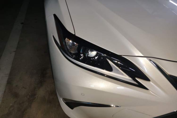 Used Lexus ES 2022 300h Excellence Edition Right Front Headlight