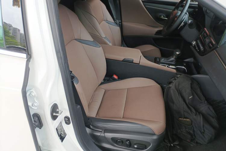 Used Lexus ES 2022 300h Excellence Edition Right Front Seat