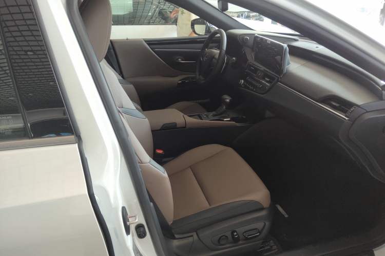Used Lexus ES 2022 300h Excellence Edition Right Front Seat