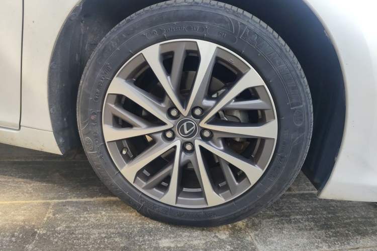 Used Lexus ES 2022 260 Excellence Edition Right Front Wheel Hub