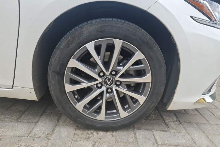Used Lexus ES 2022 300h Excellence Edition Right Front Wheel Hub