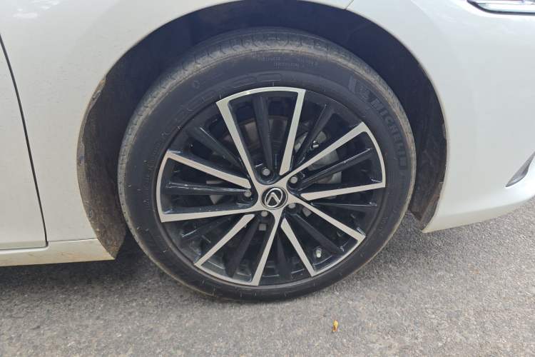 Used Lexus ES 2022 300h Excellence Edition Right Front Wheel Hub