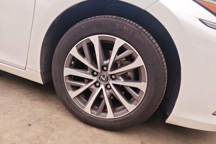 Used Lexus ES 2022 300h Excellence Edition Right Front Wheel Hub