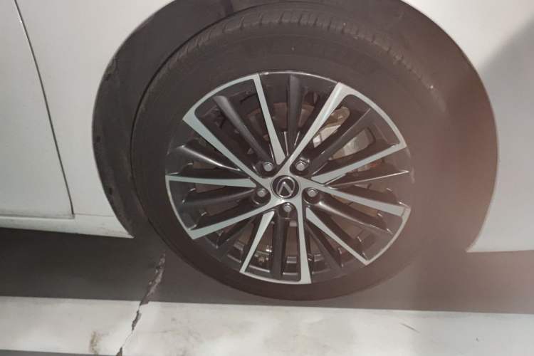 Used Lexus ES 2022 300h Deluxe Edition Right Front Wheel Hub