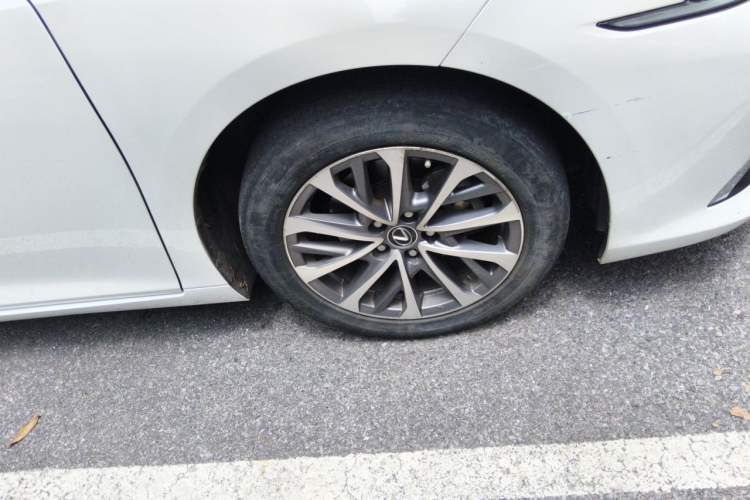Used Lexus ES 2022 260 Excellence Edition Right Front Wheel Hub