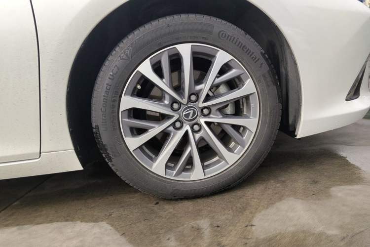 Used Lexus ES 2022 300h Excellence Edition Right Front Wheel Hub