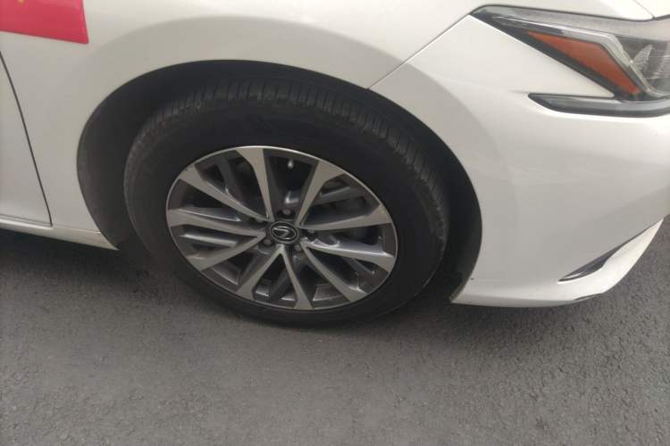 Used Lexus ES 2022 200 Luxury Edition Right Front Wheel Hub