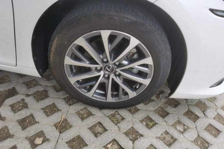 Used Lexus ES 2022 200 Excellence Edition Right Front Wheel Hub