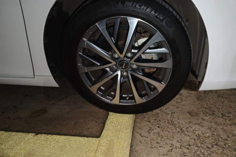 Used Lexus ES 2022 200 Excellence Edition Right Front Wheel Hub