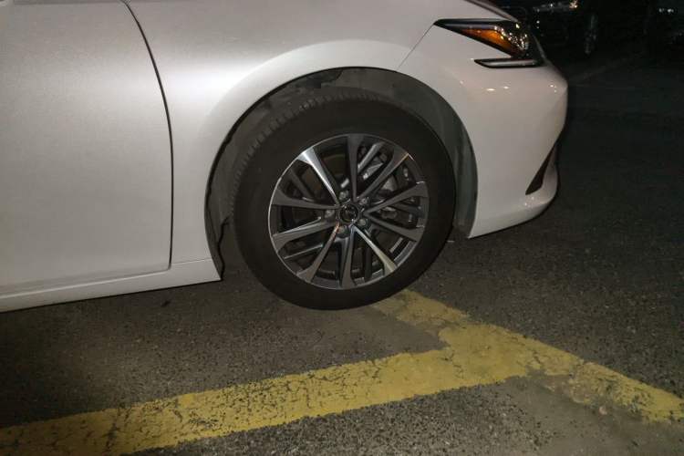 Used Lexus ES 2022 200 Excellence Edition Right Front Wheel Hub