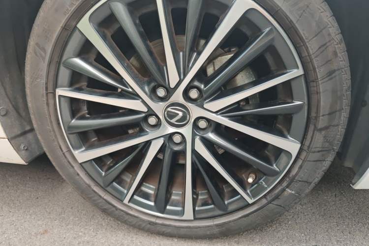 Used Lexus ES 2022 300h Deluxe Edition Right Front Wheel Hub