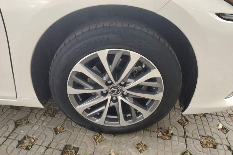 Used Lexus ES 2022 200 Excellence Edition Right Front Wheel Hub