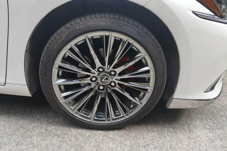 Used Lexus ES 2022 200 Excellence Edition Right Front Wheel Hub