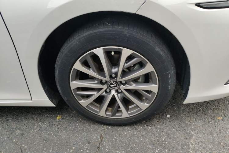 Used Lexus ES 2022 300h Excellence Edition Right Front Wheel Hub