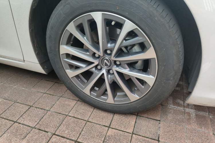 Used Lexus ES 2022 300h Excellence Edition Right Front Wheel Hub