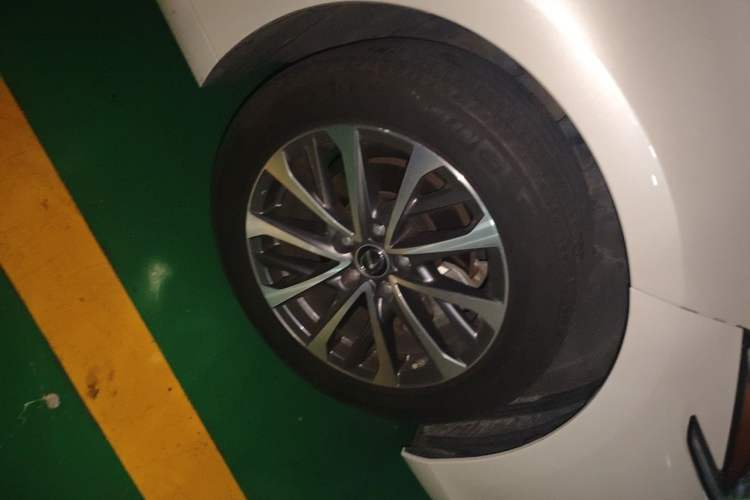 Used Lexus ES 2022 200 Excellence Edition Right Front Wheel Hub