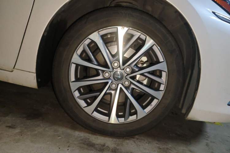 Used Lexus ES 2022 300h Excellence Edition Right Front Wheel Hub