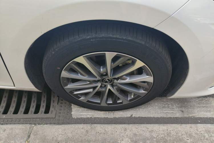 Used Lexus ES 2022 300h Excellence Edition Right Front Wheel Hub