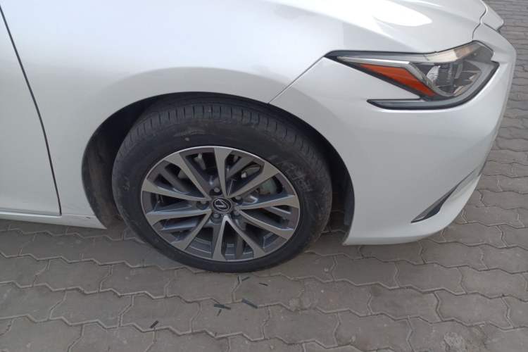 Used Lexus ES 2022 300h Excellence Edition Right Front Wheel Hub