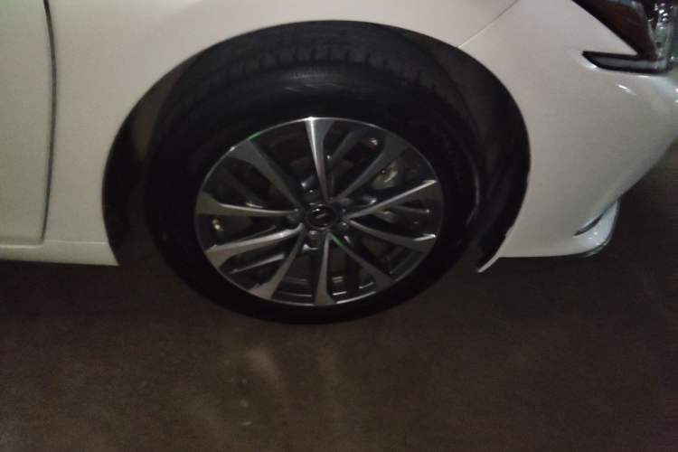 Used Lexus ES 2022 200 Excellence Edition Right Front Wheel Hub