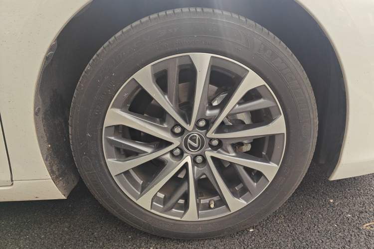 Used Lexus ES 2022 300h Excellence Edition Right Front Wheel Hub