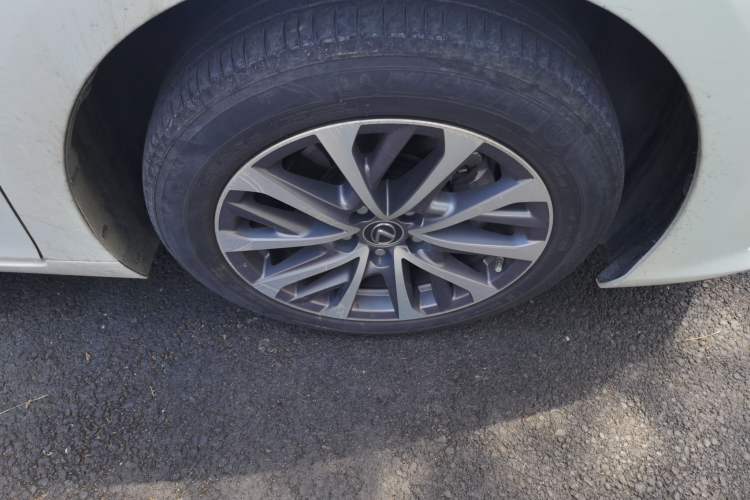Used Lexus ES 2022 300h Excellence Edition Right Front Wheel Hub