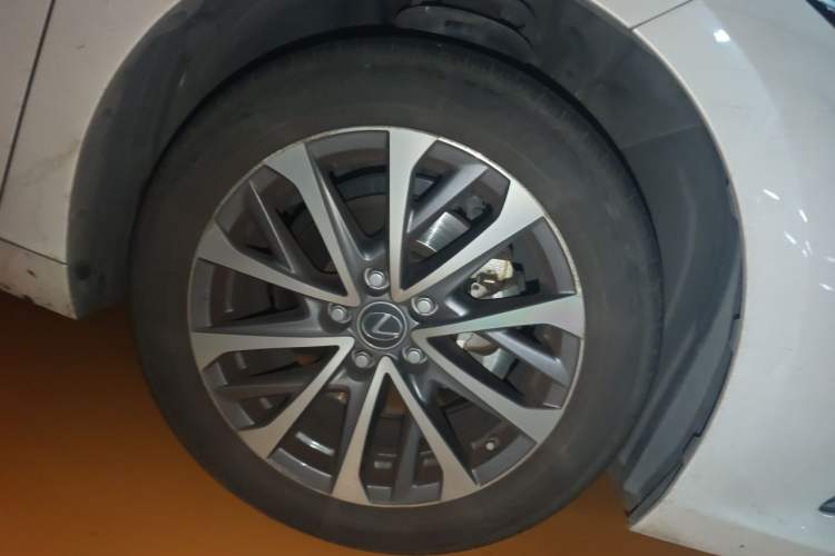 Used Lexus ES 2022 200 Excellence Edition Right Front Wheel Hub