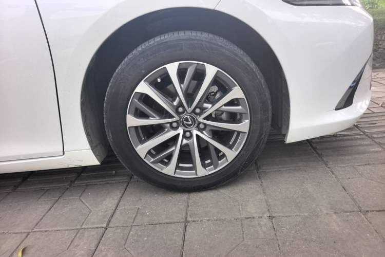 Used Lexus ES 2022 200 Excellence Edition Right Front Wheel Hub