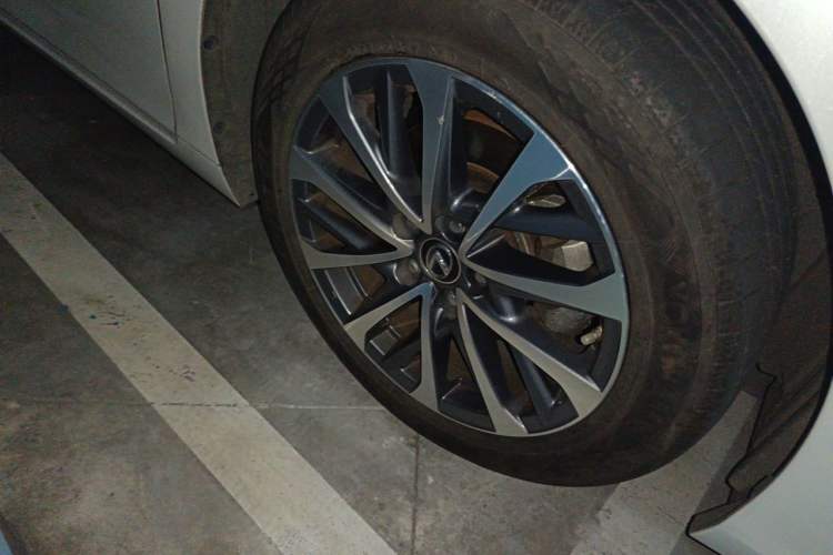 Used Lexus ES 2022 200 Luxury Edition Right Front Wheel Hub