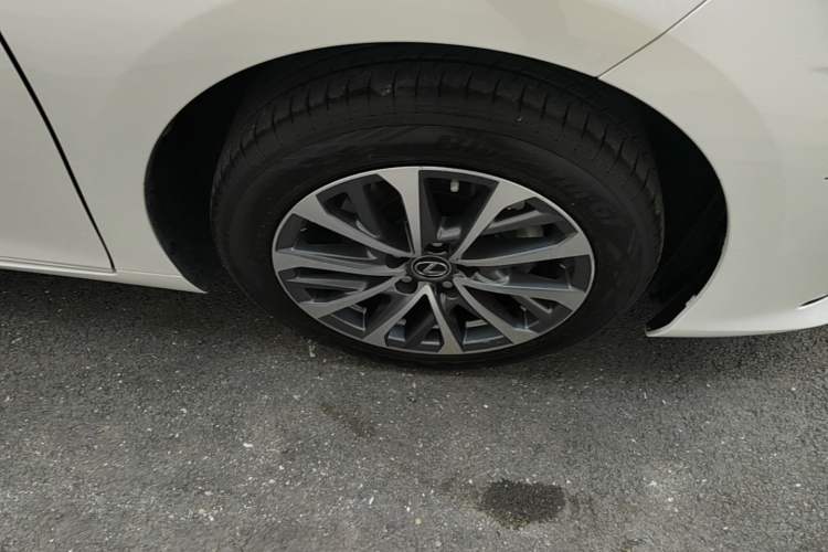 Used Lexus ES 2022 200 Excellence Edition Right Front Wheel Hub