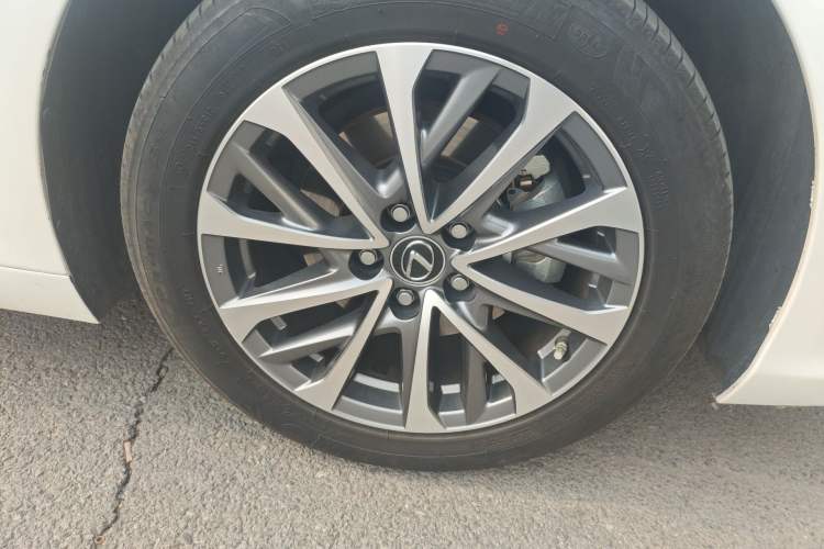 Used Lexus ES 2022 300h Excellence Edition Right Front Wheel Hub