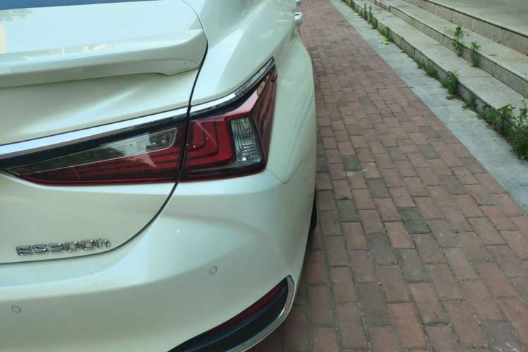 Used Lexus ES 2022 260 Excellence Edition Right Rear Taillight