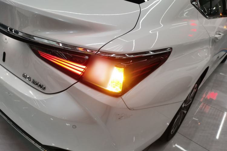 Used Lexus ES 2022 200 Excellence Edition Right Rear Taillight